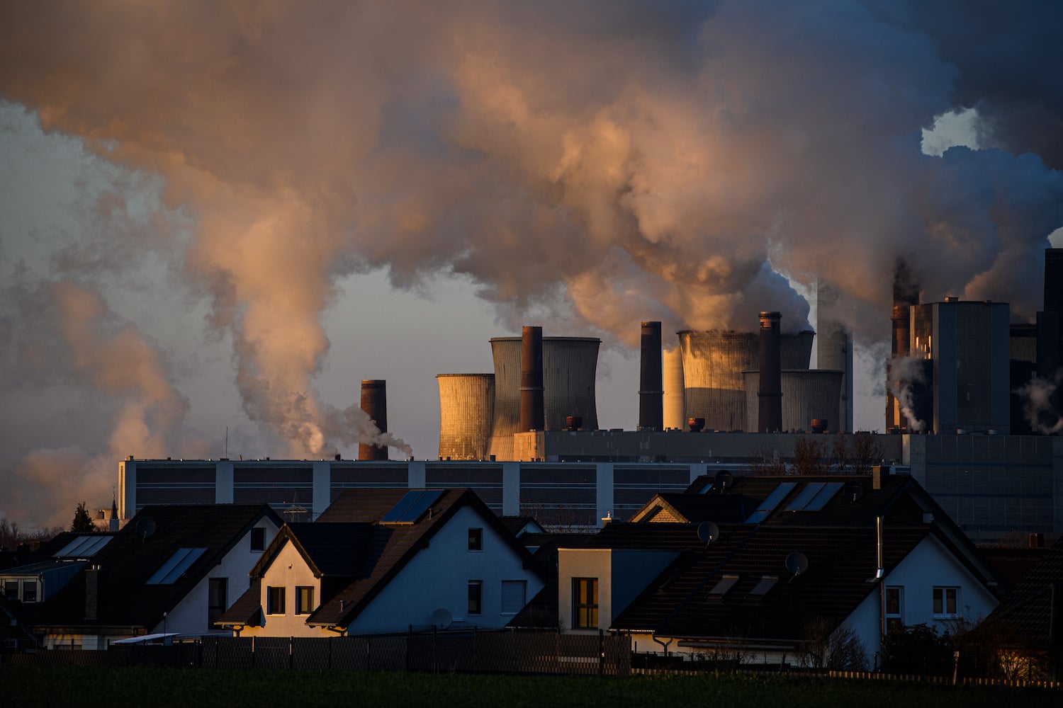 EU Energy Crisis Escalates Under U.S. Policy, Expert Warns